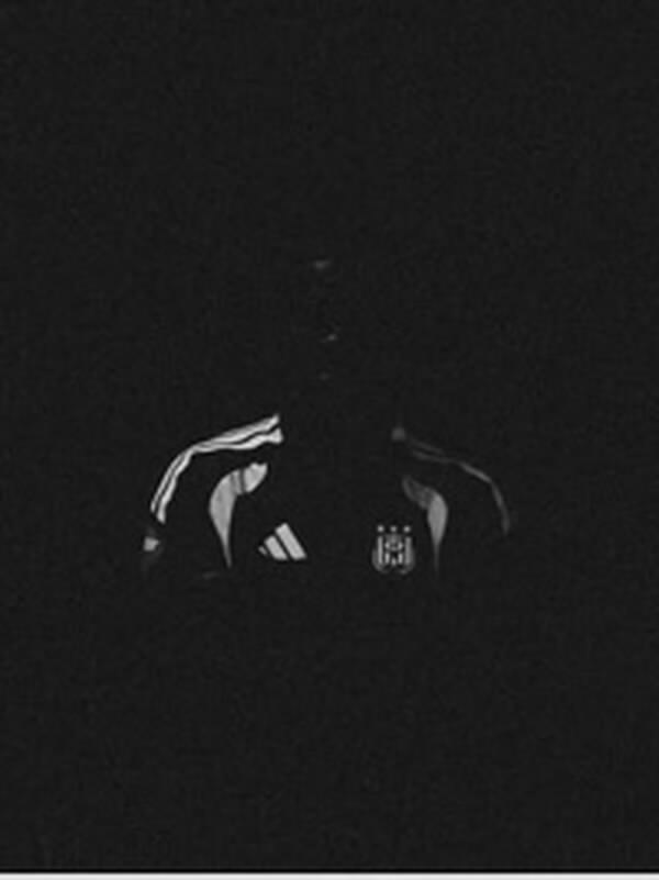 Silhouettes dans l’ombre d’un stade