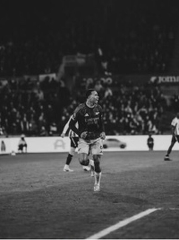 Action de football nocturne en noir et blanc
